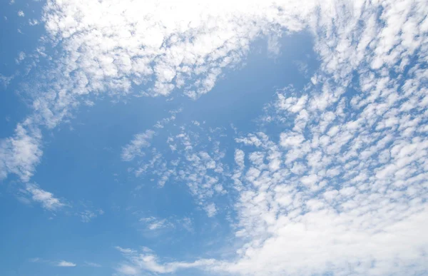 多云的天空，晴朗的天空云朵背景 — 图库照片