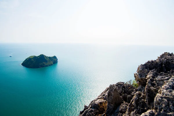 Görünmeyen Tayland güzel plajı ve deniz mavi su ile 