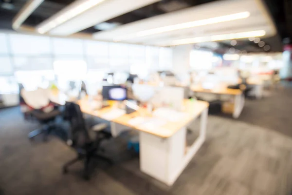 Büro verschwimmen Hintergrund mit Holztisch und modernem Stuhl — Stockfoto