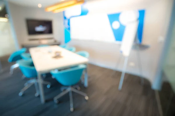 Büro verschwimmen Hintergrund mit Holztisch und modernem Stuhl — Stockfoto