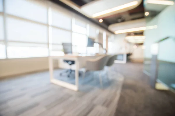 Fondo borroso de oficina con escritorio de madera y silla moderna —  Fotos de Stock