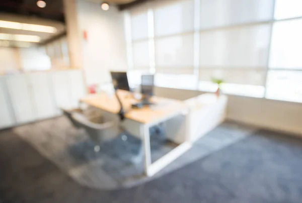 Office oskärpa bakgrund med trä skrivbord och modern stol — Stockfoto