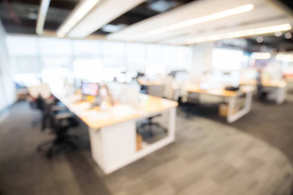 Büro verschwimmen Hintergrund mit Holztisch und modernem Stuhl — Stockfoto