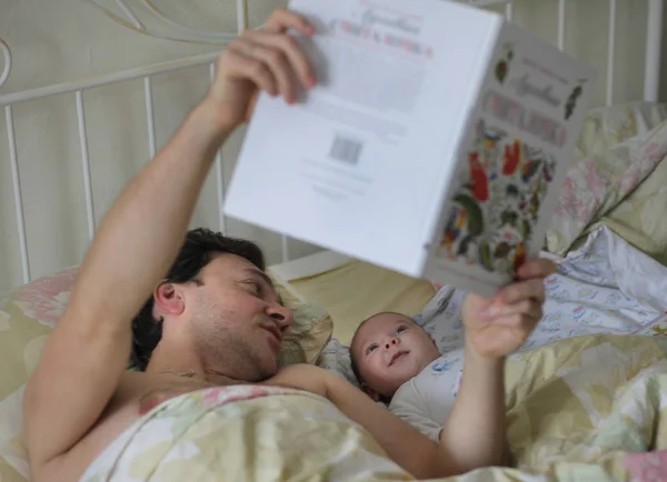 yatakta bebekli bir adam