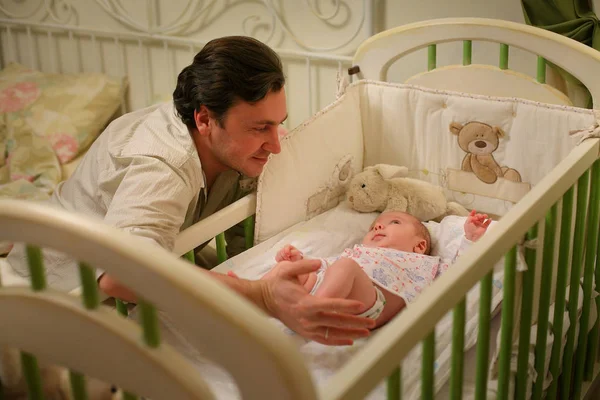 yatakta bebekli bir adam