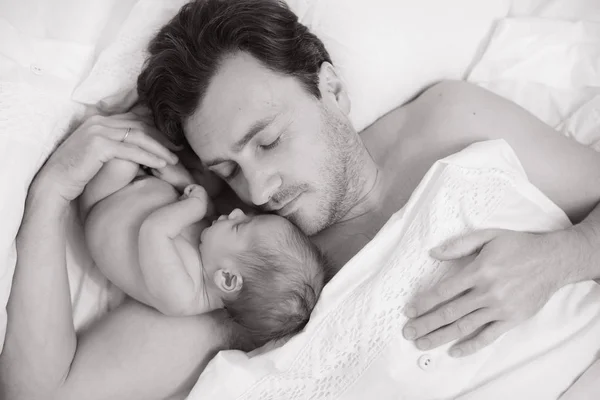 Ένας άνθρωπος με ένα μωρό στο κρεβάτι Royalty Free Φωτογραφίες Αρχείου
