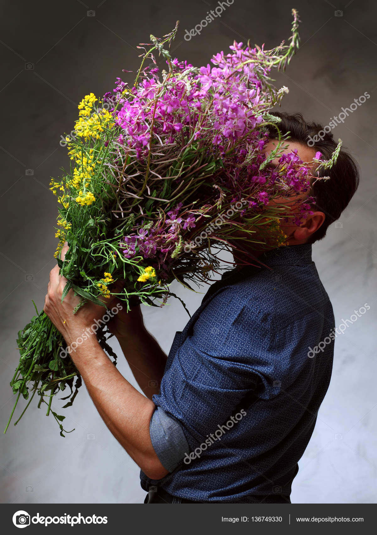 Homme Tenant Un énorme Bouquet De Fleurs Sauvages