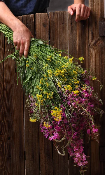 kır çiçekleri büyük bir buket tutan adam