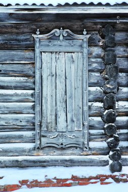 Çok eski, terk edilmiş bir ahşap ev