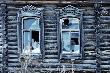 Çok eski, terk edilmiş bir ahşap ev