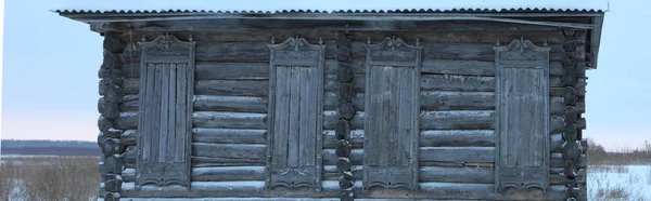 Çok eski, terk edilmiş bir ahşap ev