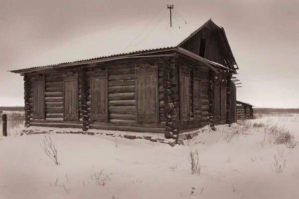 Çok eski, terk edilmiş bir ahşap ev