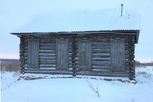 Çok eski, terk edilmiş bir ahşap ev