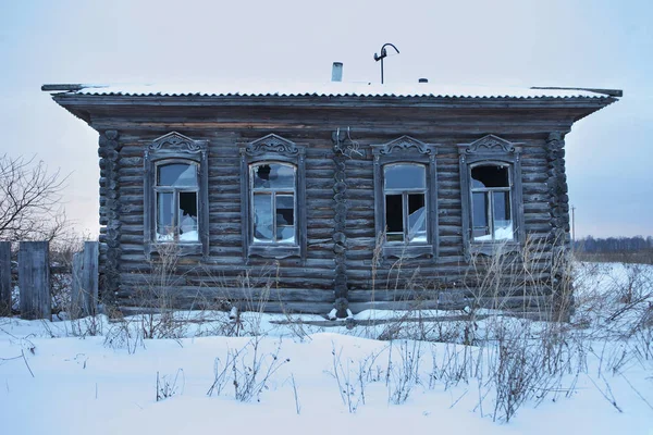 Çok eski, terk edilmiş bir ahşap ev