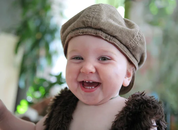 ailesiyle birlikte oynarken küçük bir çocuk görünümünü aşk yaramaz oynak kurnaz