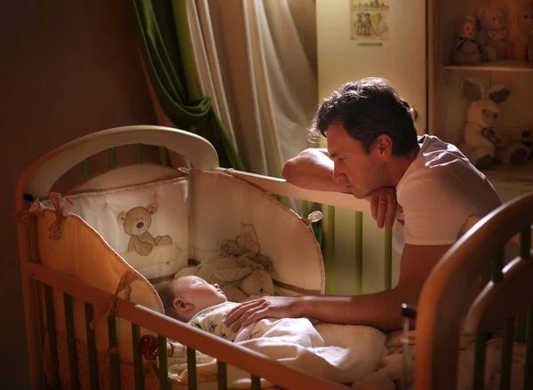 Baba oğlu yatırıyor. yatmadan önce. rüya. bir ninni şarkı. yatakta emmek.