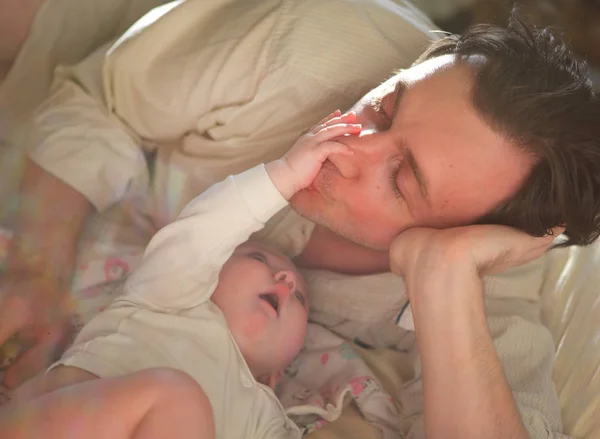 Baba oğlu yatırıyor. yatmadan önce. rüya. bir ninni şarkı. yatakta emmek.