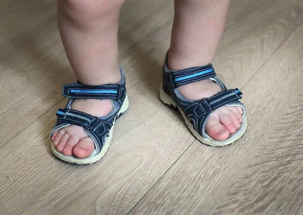 Παπουτσωμένος Πόδια Του Μωρού Παιδικά Σανδάλια Στα Πόδια Τους Παπούτσια — Φωτογραφία Αρχείου