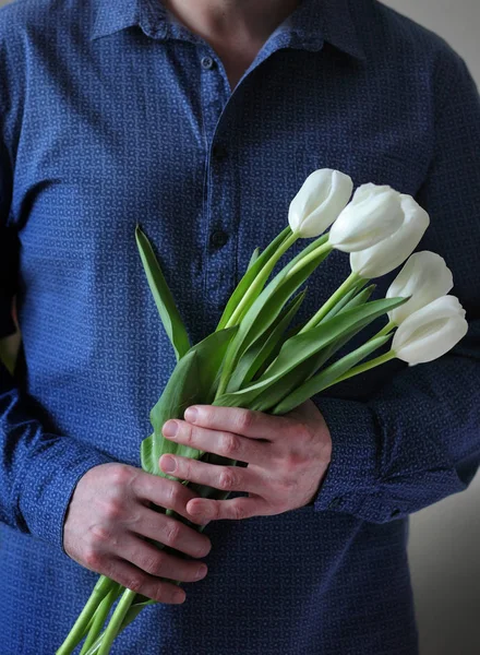 Erkekler ellerini çiçek tutun. Çiçekler olan adam. Çiçekler için senin sevgili kadın. Elinde bir buket. Tarih. İtiraf.