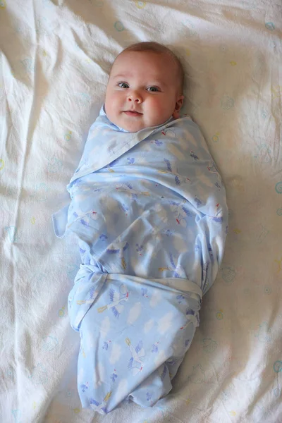 婴儿裹着尿布 婴儿床 照顾年幼的孩子 如何正确包装婴儿 婴儿护理规则 — 图库照片