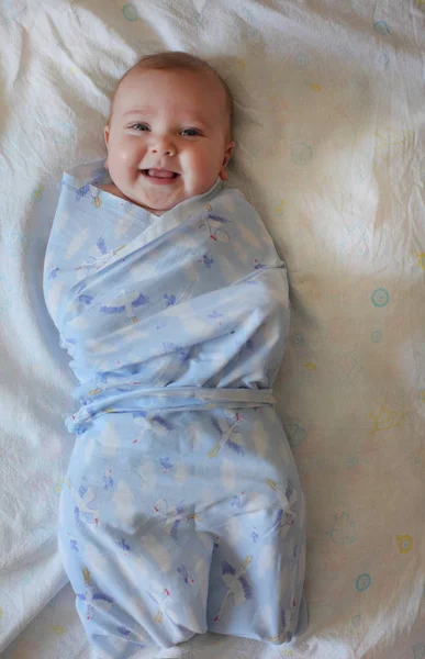 Bebek Beze Sarılmış Beşik Içinde Yeni Doğmuş Genç Çocuk Bakım — Stok fotoğraf