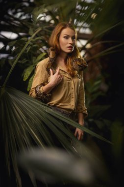 Omuzlarında piton olan güzel bir kız