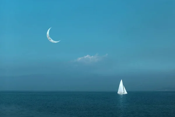 Minimalistisch Surreales Boot Das Der Nacht Unter Dem Mond Segelt — Stockfoto