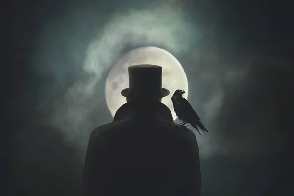 Homme Avec Corbeau Sur Épaule Observant Lune — Photo