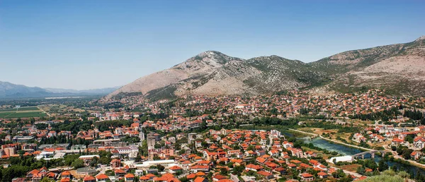 Panoramik manzara Karadağ. Dağın tepesinden görüntüleyin. Panoramik manzara Dağı. Şehir.