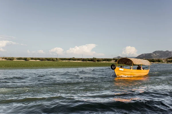 insanlar bir gün güneşli yaz ile sarı tekne.