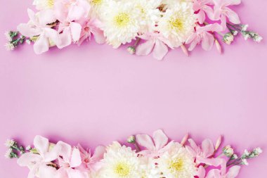 Yumuşak pembe romantizm arka planında güzel karışık çiçekler çerçevesi