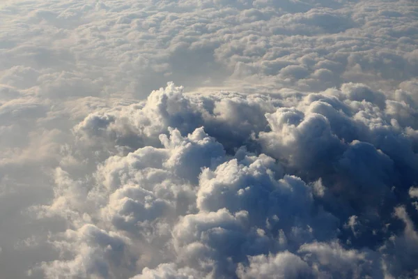 Bulut bucaksız gökyüzü üzerinde — Stok fotoğraf