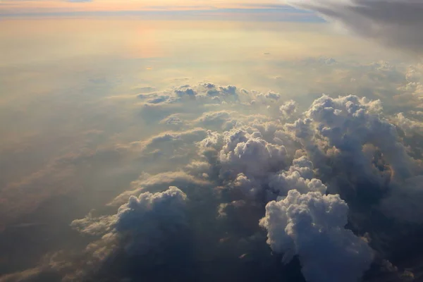 Bulut bucaksız gökyüzü üzerinde — Stok fotoğraf