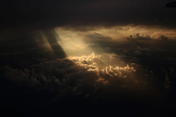 Sıcak renk bulut hafif ray ve güneş ışını ile havadan görünümü — Stok fotoğraf