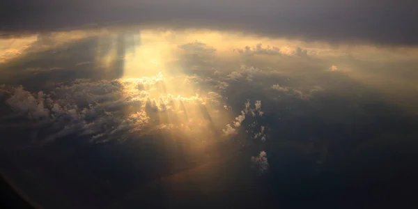 Widok z lotu ptaka chmury ciepły kolor z wiązki światła ray i słońce — Zdjęcie stockowe