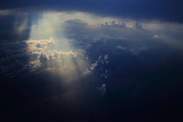 블루 클라우드 레이 태양 광선으로의 항공 보기 — 스톡 사진