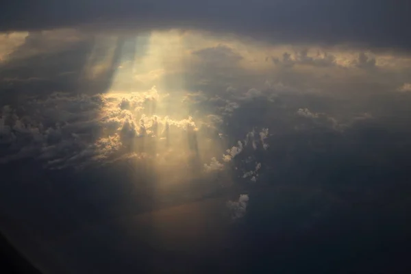 Flygfoto över varm färg molnet med ray och sun ljusstrålen — Stockfoto