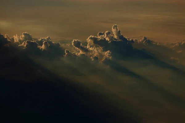 레이 태양 광선와 따뜻한 색상 구름의 항공 보기 — 스톡 사진
