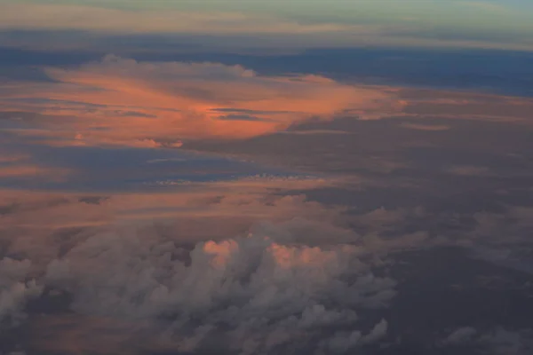 Luftaufnahme der rosa Wolke. Morgenhimmel. — Stockfoto