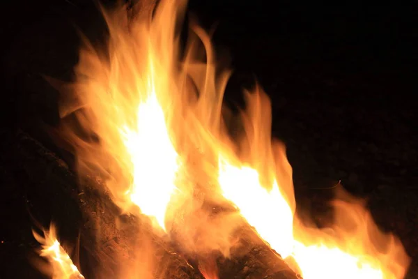 Hořící táborový oheň — Stock fotografie