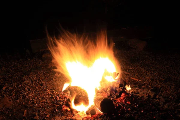 Fuego ardiente en el campamento — Foto de Stock