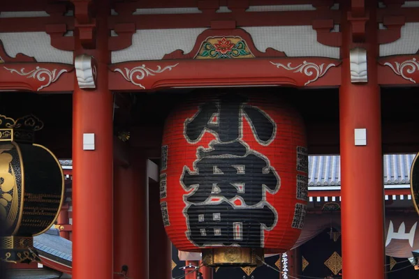 Kaminari Kapısı'nın dev fener