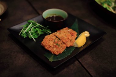 Tonkatsu, gevrek domuz eti, Japon restoranı kızarmış.