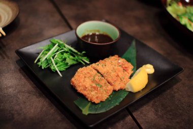 Tonkatsu, gevrek domuz eti, Japon restoranı kızarmış.