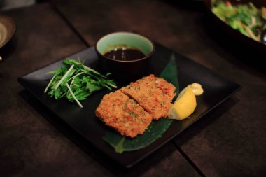 Tonkatsu, gevrek domuz eti, Japon restoranı kızarmış.