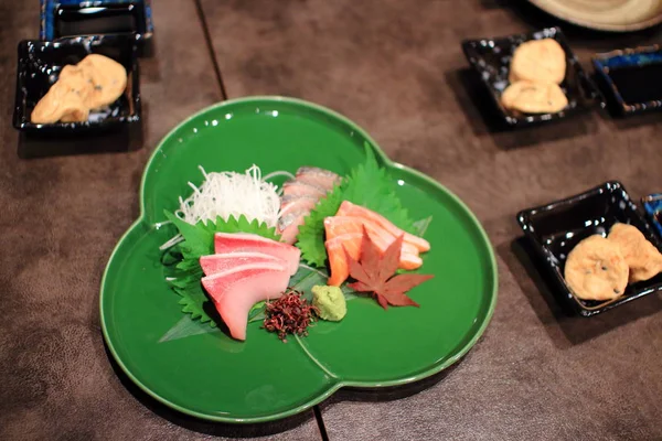 Mâncarea Sasimi. Japonia de lux pește crud pe placă ceramică pe masă de lemn într-un restaurant tradițional japonez . — Fotografie, imagine de stoc