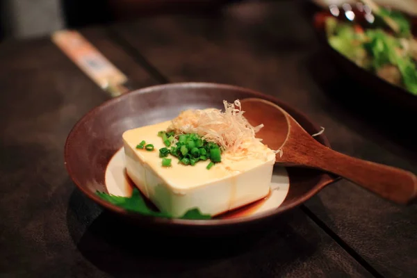 Japonia tofu a tăiat vase pe masa de lemn într-un restaurant tradițional japonez. Alimente sănătoase . — Fotografie, imagine de stoc