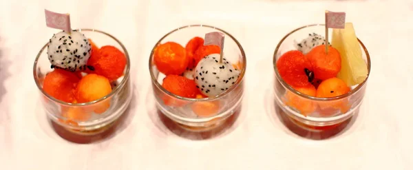 Різноманітні фруктові тарілки розташовані в коктейльних келихах — стокове фото