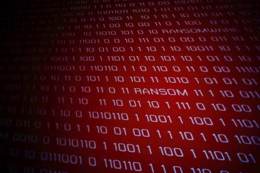 Kesmek monitör. Ransomware. Fidye kelime üstünde perde ile kırmızı ekran üzerinde ikili dijital sayılar.