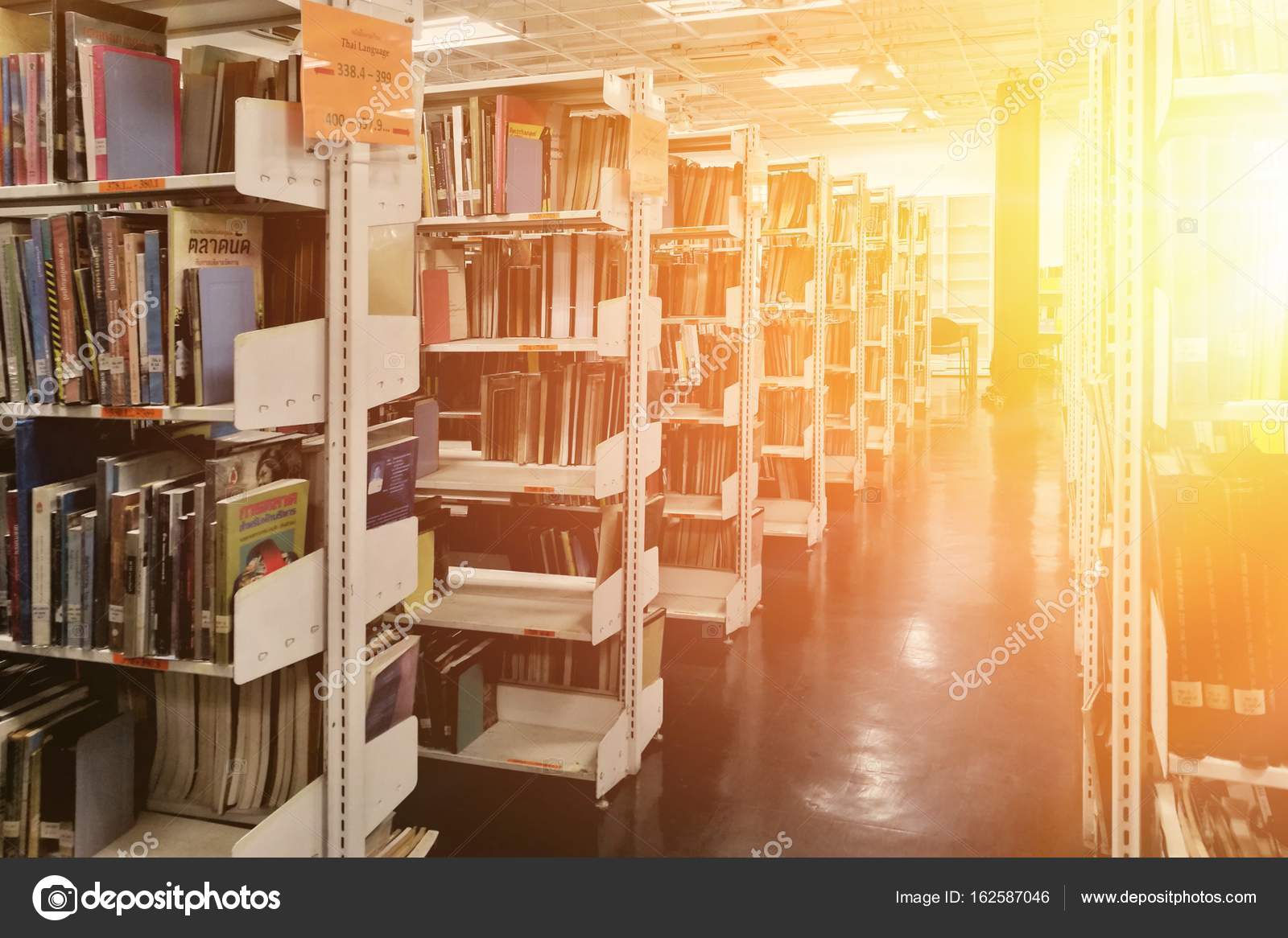 oude boeken op de boekenplank, bibliotheek met grote boekenkast ... oude boeken op de boekenplank, bibliotheek met grote boekenkast ...